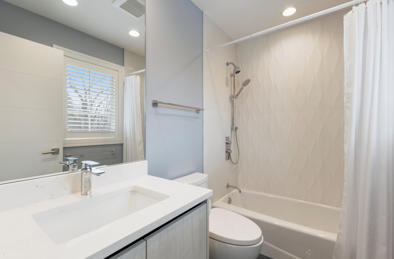 Chicago | Bathroom and Laundry - 