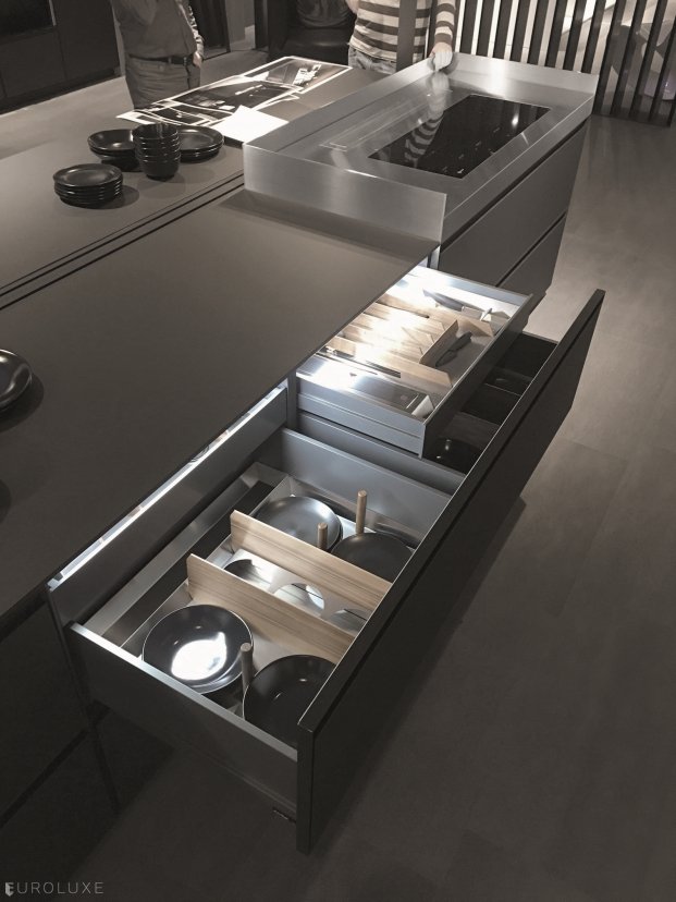AK 08 in Fenix Biombo Doha - black kitchen, modern kitchen cabinets, modern design, ak project arrital, italian, urban interior, dining furniture, modular kitchen, kitchen Chicago, european kitchen cabinets, italian cabinets, arrital cabinets chicago, contemporary kitchen, minimalistic kitchen